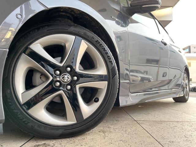 プリウス Ａツーリングセレクション　モデリスタエアロ　プリクラッシュセーフティ　レーダークルーズコントロール　ブラインドスポットモニター　純正１７インチアルミ　黒革シート　シートヒーター　ＬＥＤヘッドライト＆フォグ　パワーシート　ＥＴＣ（13枚目）