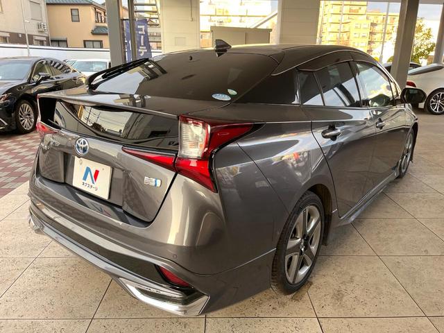 プリウス Ａツーリングセレクション　モデリスタエアロ　プリクラッシュセーフティ　レーダークルーズコントロール　ブラインドスポットモニター　純正１７インチアルミ　黒革シート　シートヒーター　ＬＥＤヘッドライト＆フォグ　パワーシート　ＥＴＣ（18枚目）