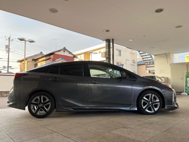 プリウス Ａツーリングセレクション　モデリスタエアロ　プリクラッシュセーフティ　レーダークルーズコントロール　ブラインドスポットモニター　純正１７インチアルミ　黒革シート　シートヒーター　ＬＥＤヘッドライト＆フォグ　パワーシート　ＥＴＣ（30枚目）