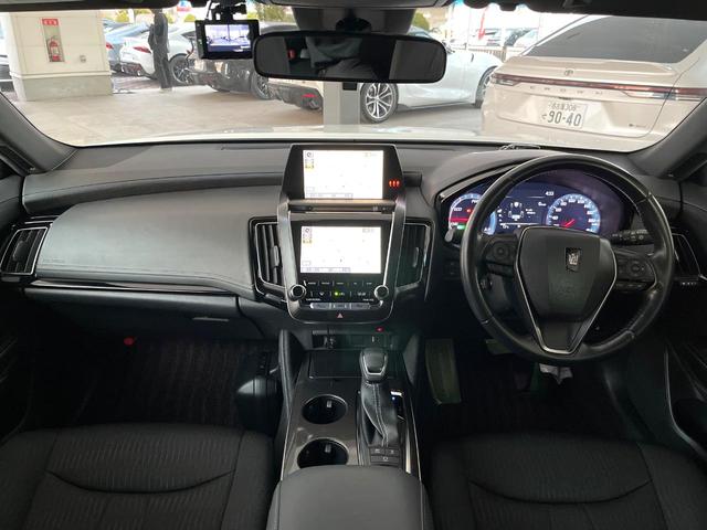 クラウンハイブリッド ＲＳ　プリクラッシュセーフティ　レーダークルーズコントロール　３眼ＬＥＤヘッドライト＆フォグ　純正１８インチアルミ　ブラックファブリックシート　革巻きステアリング　パドルシフト　ステアリングヒーター　ＥＴＣ（2枚目）