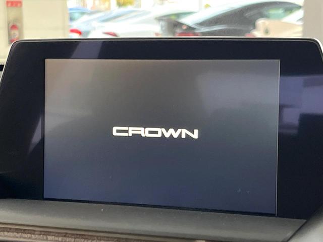 クラウンハイブリッド ＲＳ　プリクラッシュセーフティ　レーダークルーズコントロール　３眼ＬＥＤヘッドライト＆フォグ　純正１８インチアルミ　ブラックファブリックシート　革巻きステアリング　パドルシフト　ステアリングヒーター　ＥＴＣ（6枚目）