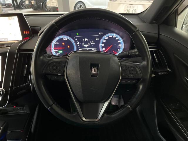 クラウンハイブリッド ＲＳ　プリクラッシュセーフティ　レーダークルーズコントロール　３眼ＬＥＤヘッドライト＆フォグ　純正１８インチアルミ　ブラックファブリックシート　革巻きステアリング　パドルシフト　ステアリングヒーター　ＥＴＣ（9枚目）