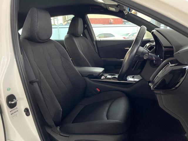 クラウンハイブリッド ＲＳ　プリクラッシュセーフティ　レーダークルーズコントロール　３眼ＬＥＤヘッドライト＆フォグ　純正１８インチアルミ　ブラックファブリックシート　革巻きステアリング　パドルシフト　ステアリングヒーター　ＥＴＣ（10枚目）