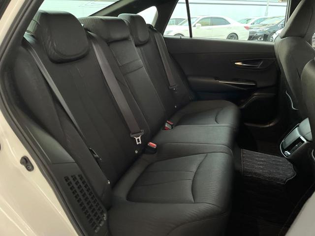 クラウンハイブリッド ＲＳ　プリクラッシュセーフティ　レーダークルーズコントロール　３眼ＬＥＤヘッドライト＆フォグ　純正１８インチアルミ　ブラックファブリックシート　革巻きステアリング　パドルシフト　ステアリングヒーター　ＥＴＣ（11枚目）