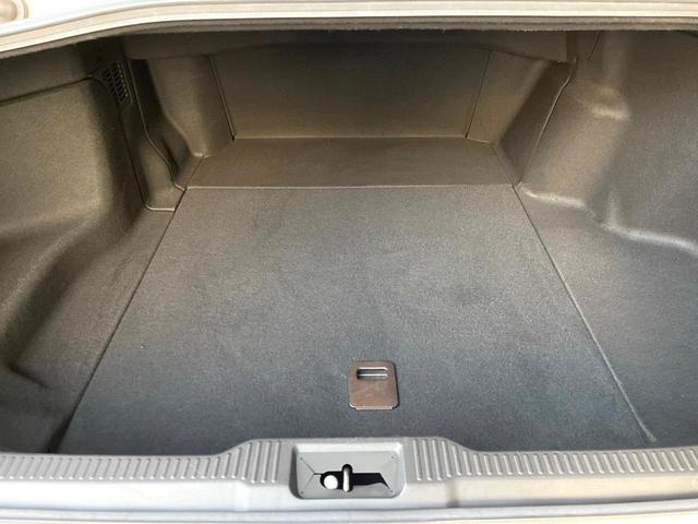 クラウンハイブリッド ＲＳ　プリクラッシュセーフティ　レーダークルーズコントロール　３眼ＬＥＤヘッドライト＆フォグ　純正１８インチアルミ　ブラックファブリックシート　革巻きステアリング　パドルシフト　ステアリングヒーター　ＥＴＣ（12枚目）