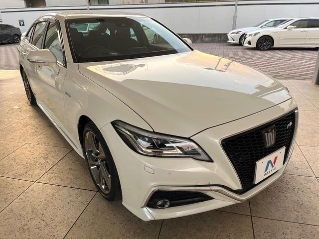 クラウンハイブリッド ＲＳ　プリクラッシュセーフティ　レーダークルーズコントロール　３眼ＬＥＤヘッドライト＆フォグ　純正１８インチアルミ　ブラックファブリックシート　革巻きステアリング　パドルシフト　ステアリングヒーター　ＥＴＣ（17枚目）