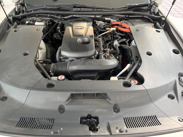 クラウンハイブリッド ＲＳ　プリクラッシュセーフティ　レーダークルーズコントロール　３眼ＬＥＤヘッドライト＆フォグ　純正１８インチアルミ　ブラックファブリックシート　革巻きステアリング　パドルシフト　ステアリングヒーター　ＥＴＣ（19枚目）