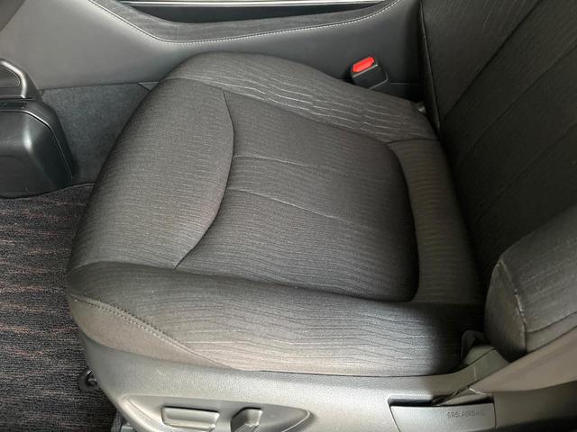 クラウンハイブリッド ＲＳ　プリクラッシュセーフティ　レーダークルーズコントロール　３眼ＬＥＤヘッドライト＆フォグ　純正１８インチアルミ　ブラックファブリックシート　革巻きステアリング　パドルシフト　ステアリングヒーター　ＥＴＣ（34枚目）