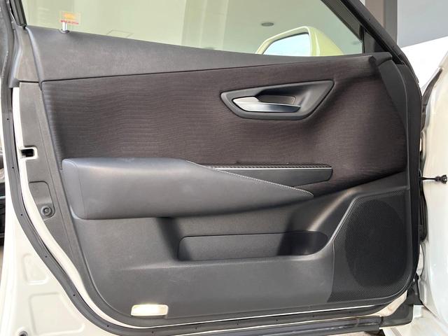 クラウンハイブリッド ＲＳ　プリクラッシュセーフティ　レーダークルーズコントロール　３眼ＬＥＤヘッドライト＆フォグ　純正１８インチアルミ　ブラックファブリックシート　革巻きステアリング　パドルシフト　ステアリングヒーター　ＥＴＣ（37枚目）