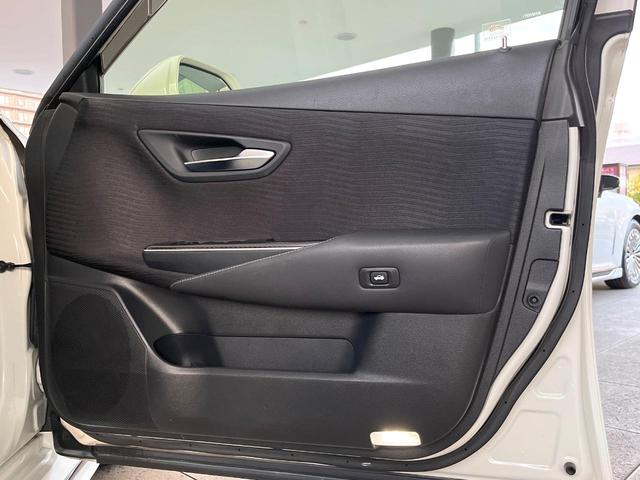 クラウンハイブリッド ＲＳ　プリクラッシュセーフティ　レーダークルーズコントロール　３眼ＬＥＤヘッドライト＆フォグ　純正１８インチアルミ　ブラックファブリックシート　革巻きステアリング　パドルシフト　ステアリングヒーター　ＥＴＣ（38枚目）