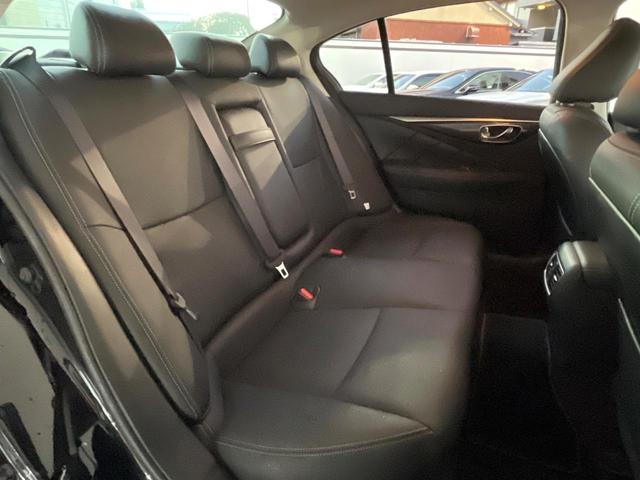 スカイライン ２００ＧＴ－ｔタイプＰ　全周囲カメラ　インテリジェントクルーズコントロール　純正１８インチアルミ　運転席メモリー機能付きパワーシート　前席シートヒーター　左右独立オートエアコン　ＬＥＤヘッドライト／フロントフォグ　禁煙車（9枚目）