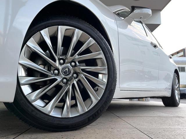 ＥＳ ＥＳ３００ｈ　バージョンＬ　後期　ムーンルーフ　パノラミックビューモニター　セーフティシステムプラス　３眼ＬＥＤヘッドライト　ハンズフリーパワートランクリッド　純正１８インチアルミ　黒革シート　メモリー機能付きパワーシート　禁煙（13枚目）