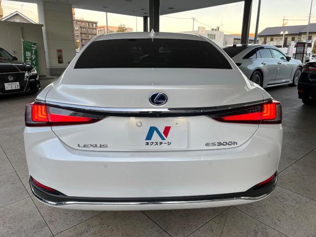 ＥＳ ＥＳ３００ｈ　バージョンＬ　後期　ムーンルーフ　パノラミックビューモニター　セーフティシステムプラス　３眼ＬＥＤヘッドライト　ハンズフリーパワートランクリッド　純正１８インチアルミ　黒革シート　メモリー機能付きパワーシート　禁煙（15枚目）