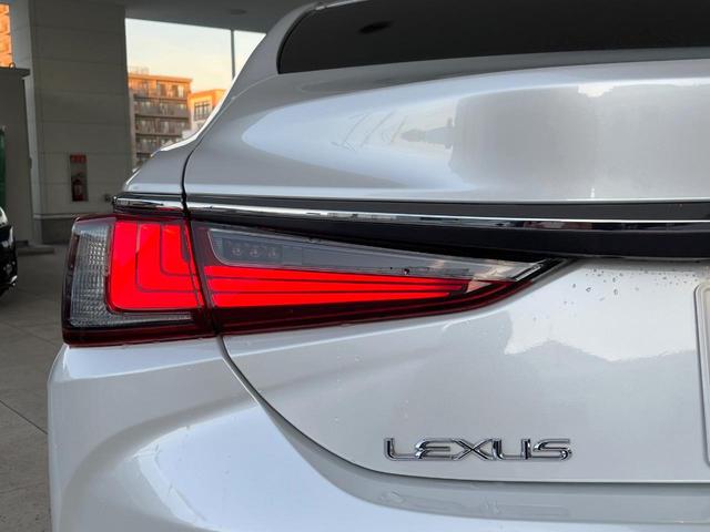 ＥＳ ＥＳ３００ｈ　バージョンＬ　後期　ムーンルーフ　パノラミックビューモニター　セーフティシステムプラス　３眼ＬＥＤヘッドライト　ハンズフリーパワートランクリッド　純正１８インチアルミ　黒革シート　メモリー機能付きパワーシート　禁煙（23枚目）