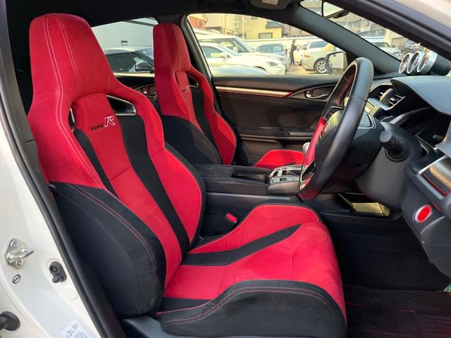 運転席シート廻りは使用感も少なく、良好な状態となっています。丁寧に使われていたことがよくわかりますね。