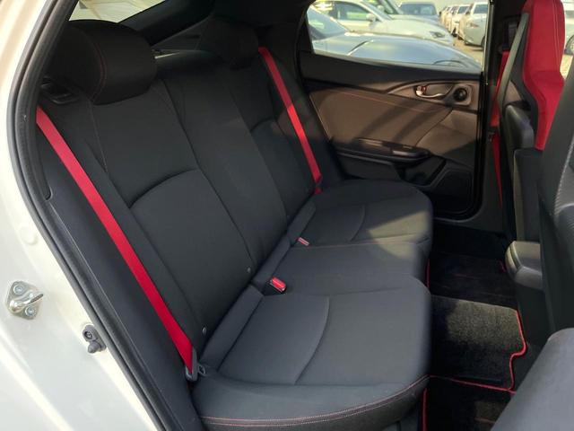 後部座席も気になるようなキズ・汚れやへたり等、大きなダメージはなく、良好な状態です。