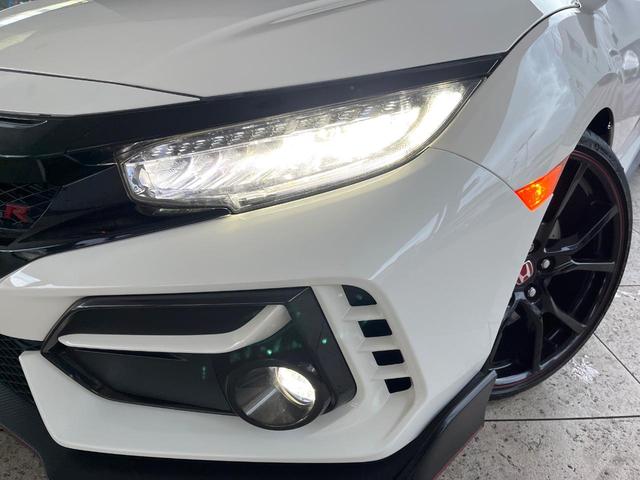 【ＬＥＤヘッドライト】悪天候や夜間走行時も良好な視界を確保し安心して運転できる高輝度ＬＥＤヘッドライトを装備！点灯速度が早く、消費電力も抑えられています。