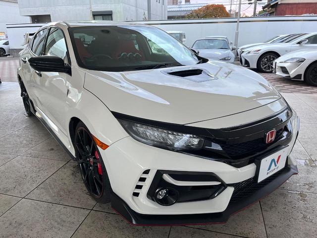 高透明度のガラス皮膜で撥水はもちろん、上質なツヤ・光沢を実現。紫外線や酸性雨から大切な愛車を保護し、色あせ・劣化を防止。「弾スプラッシュコート」、「弾プリミッサコート」からお選びいただけます。