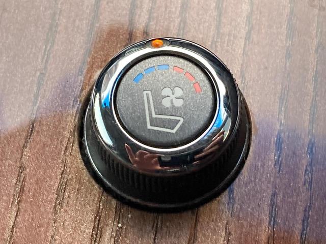 【シートベンチレーション】夏場は涼しい風でお尻や背中の熱やムレを防ぎ、冬はエアコンよりも早く温まってポカポカに！季節を問わず快適に過ごせます。