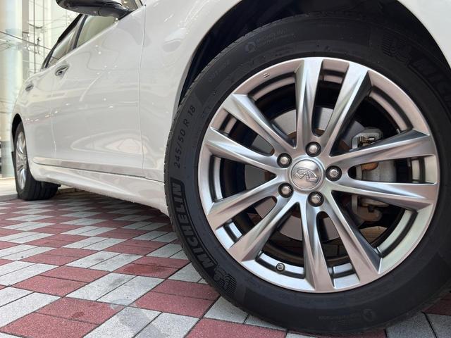 【純正○○インチアルミホイール】外観にマッチした純正アルミホイールを装着しております。各種社外アルミホイールや、スタッドレスタイヤも取扱いしております。是非ご相談ください♪