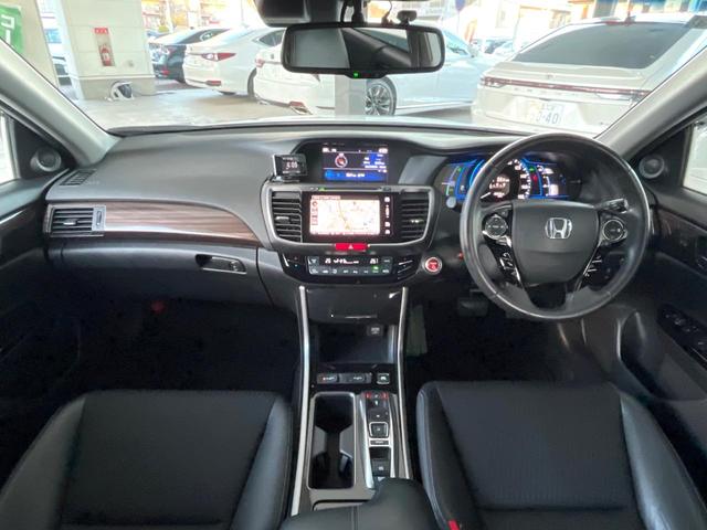 アコードハイブリッド ＥＸ　ホンダセンシング　純正１８インチアルミ　ブラックハーフレザーシート　パドルシフト　電動サンシェード　メモリー機能付きパワーシート　ＬＥＤヘッドライト＆フォグ　革巻きステアリング　純正ＨＤＤナビ　禁煙（2枚目）