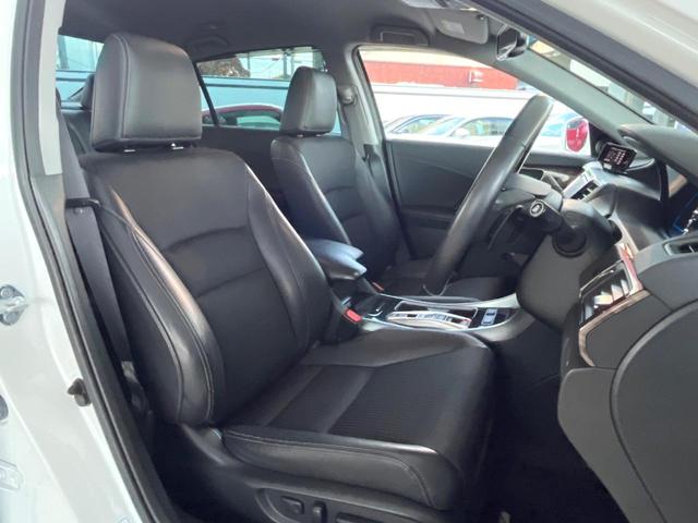 アコードハイブリッド ＥＸ　ホンダセンシング　純正１８インチアルミ　ブラックハーフレザーシート　パドルシフト　電動サンシェード　メモリー機能付きパワーシート　ＬＥＤヘッドライト＆フォグ　革巻きステアリング　純正ＨＤＤナビ　禁煙（9枚目）