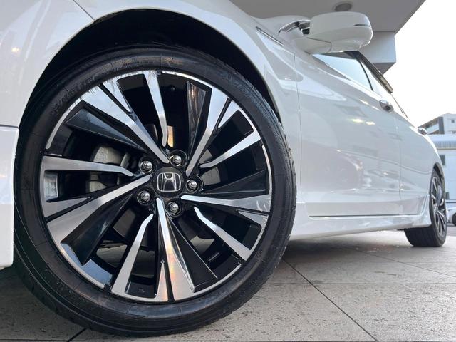 アコードハイブリッド ＥＸ　ホンダセンシング　純正１８インチアルミ　ブラックハーフレザーシート　パドルシフト　電動サンシェード　メモリー機能付きパワーシート　ＬＥＤヘッドライト＆フォグ　革巻きステアリング　純正ＨＤＤナビ　禁煙（13枚目）