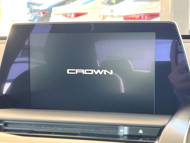 クラウンハイブリッド Ｓ　Ｃパッケージ　セーフティセンス　ブラインドスポットモニター　純正１７インチアルミ　イージークローザー　パドルシフト　ブラックファブリックシート　ステアリングヒーター　純正ＳＤナビ　スーパーライブサウンド　ＥＴＣ（3枚目）