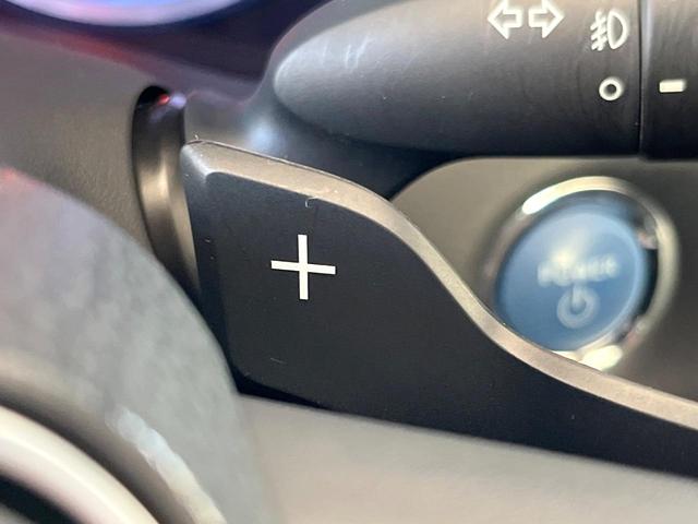 クラウンハイブリッド Ｓ　Ｃパッケージ　セーフティセンス　ブラインドスポットモニター　純正１７インチアルミ　イージークローザー　パドルシフト　ブラックファブリックシート　ステアリングヒーター　純正ＳＤナビ　スーパーライブサウンド　ＥＴＣ（7枚目）