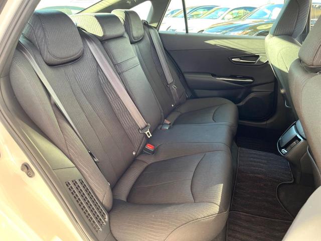 クラウンハイブリッド Ｓ　Ｃパッケージ　セーフティセンス　ブラインドスポットモニター　純正１７インチアルミ　イージークローザー　パドルシフト　ブラックファブリックシート　ステアリングヒーター　純正ＳＤナビ　スーパーライブサウンド　ＥＴＣ（10枚目）