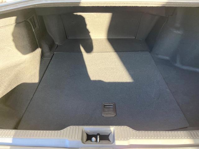 クラウンハイブリッド Ｓ　Ｃパッケージ　セーフティセンス　ブラインドスポットモニター　純正１７インチアルミ　イージークローザー　パドルシフト　ブラックファブリックシート　ステアリングヒーター　純正ＳＤナビ　スーパーライブサウンド　ＥＴＣ（11枚目）