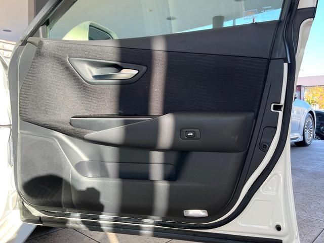 クラウンハイブリッド Ｓ　Ｃパッケージ　セーフティセンス　ブラインドスポットモニター　純正１７インチアルミ　イージークローザー　パドルシフト　ブラックファブリックシート　ステアリングヒーター　純正ＳＤナビ　スーパーライブサウンド　ＥＴＣ（35枚目）