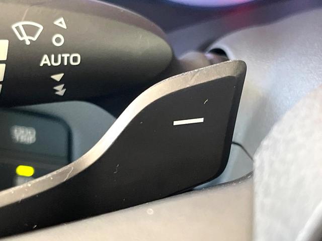 クラウンハイブリッド Ｓ　Ｃパッケージ　セーフティセンス　ブラインドスポットモニター　純正１７インチアルミ　イージークローザー　パドルシフト　ブラックファブリックシート　ステアリングヒーター　純正ＳＤナビ　スーパーライブサウンド　ＥＴＣ（49枚目）