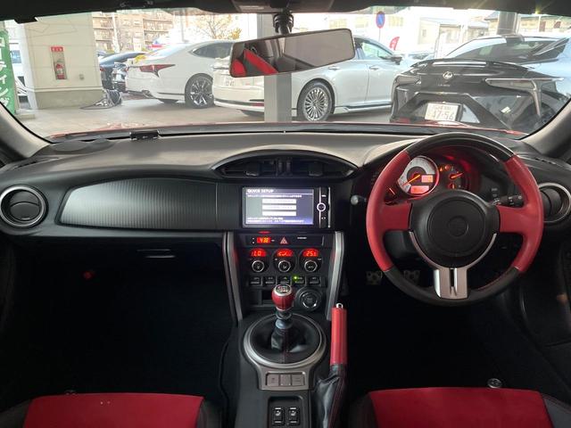 ８６ ＧＴリミテッド　６ＭＴ　バックカメラ　純正１７インチアルミ　ＨＩＤヘッドライト　オートライト　黒ハーフレザーシート　前席シートヒーター　革巻きステアリング　デュアルオートエアコン　アルミペダル　トルセンＬＳＤ　ＥＴＣ（2枚目）