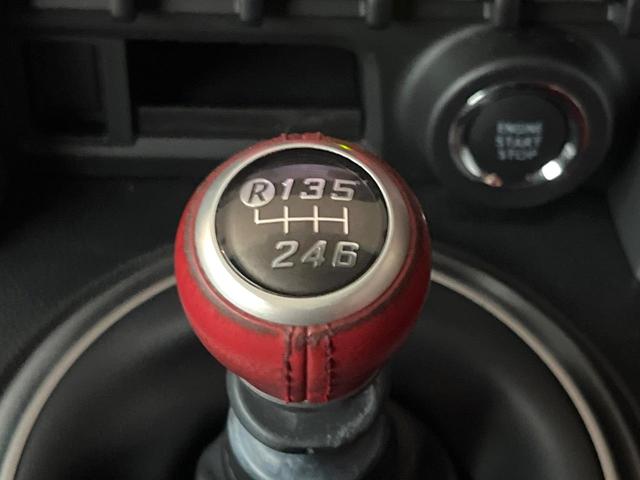 ８６ ＧＴリミテッド　６ＭＴ　バックカメラ　純正１７インチアルミ　ＨＩＤヘッドライト　オートライト　黒ハーフレザーシート　前席シートヒーター　革巻きステアリング　デュアルオートエアコン　アルミペダル　トルセンＬＳＤ　ＥＴＣ（3枚目）