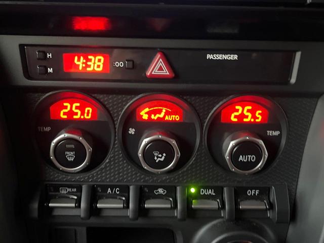 ８６ ＧＴリミテッド　６ＭＴ　バックカメラ　純正１７インチアルミ　ＨＩＤヘッドライト　オートライト　黒ハーフレザーシート　前席シートヒーター　革巻きステアリング　デュアルオートエアコン　アルミペダル　トルセンＬＳＤ　ＥＴＣ（7枚目）