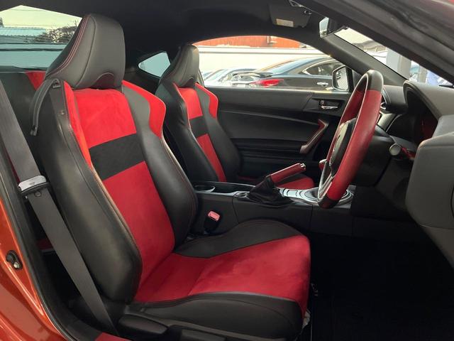 ８６ ＧＴリミテッド　６ＭＴ　バックカメラ　純正１７インチアルミ　ＨＩＤヘッドライト　オートライト　黒ハーフレザーシート　前席シートヒーター　革巻きステアリング　デュアルオートエアコン　アルミペダル　トルセンＬＳＤ　ＥＴＣ（8枚目）