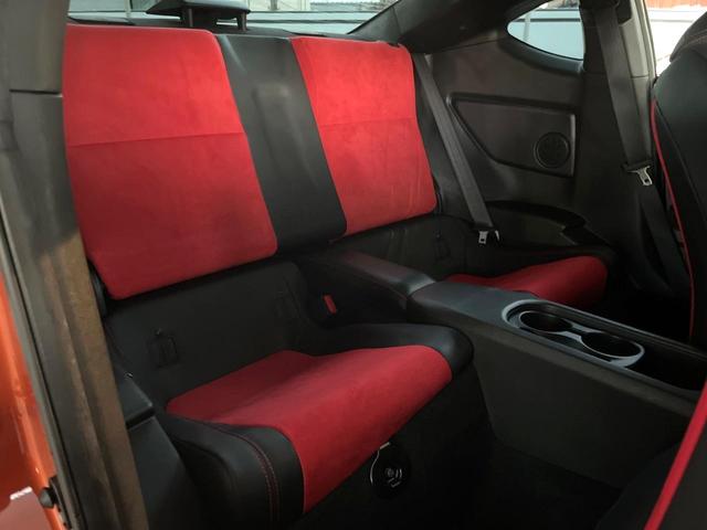 ８６ ＧＴリミテッド　６ＭＴ　バックカメラ　純正１７インチアルミ　ＨＩＤヘッドライト　オートライト　黒ハーフレザーシート　前席シートヒーター　革巻きステアリング　デュアルオートエアコン　アルミペダル　トルセンＬＳＤ　ＥＴＣ（9枚目）