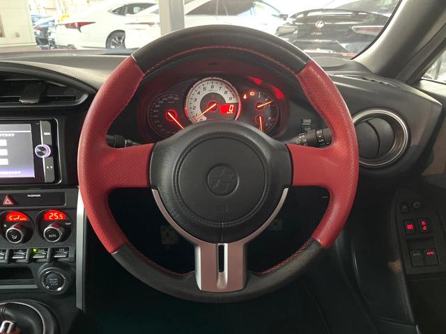 ８６ ＧＴリミテッド　６ＭＴ　バックカメラ　純正１７インチアルミ　ＨＩＤヘッドライト　オートライト　黒ハーフレザーシート　前席シートヒーター　革巻きステアリング　デュアルオートエアコン　アルミペダル　トルセンＬＳＤ　ＥＴＣ（11枚目）