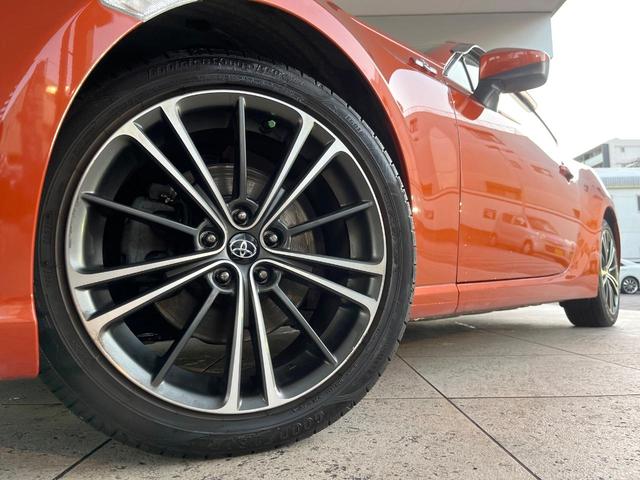 ８６ ＧＴリミテッド　６ＭＴ　バックカメラ　純正１７インチアルミ　ＨＩＤヘッドライト　オートライト　黒ハーフレザーシート　前席シートヒーター　革巻きステアリング　デュアルオートエアコン　アルミペダル　トルセンＬＳＤ　ＥＴＣ（13枚目）