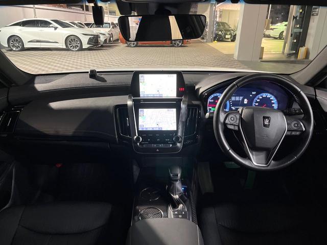 クラウンハイブリッド RS セーフティセンス 3眼LEDヘッドライト/フロントフォグ 純正18インチアルミ スーパーライブサウンドシステム 革巻きステアリング パドルシフト ステアリングヒーター 前席シートエアコン 電動チルト(2枚目)