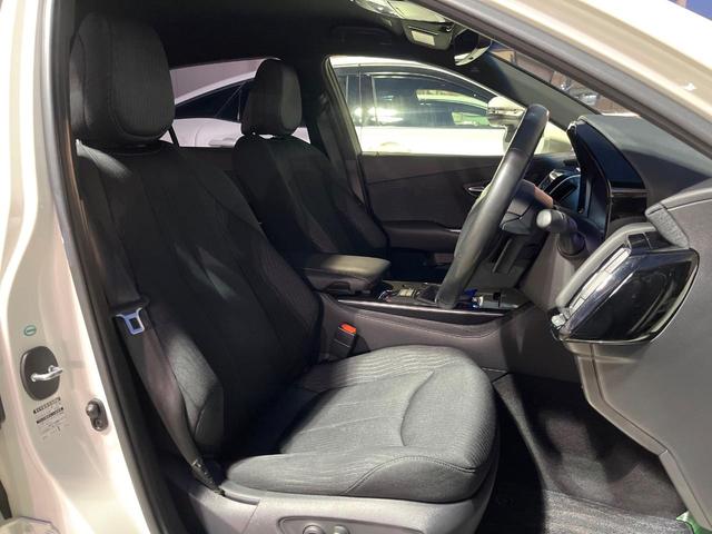 クラウンハイブリッド RS セーフティセンス 3眼LEDヘッドライト/フロントフォグ 純正18インチアルミ スーパーライブサウンドシステム 革巻きステアリング パドルシフト ステアリングヒーター 前席シートエアコン 電動チルト(9枚目)