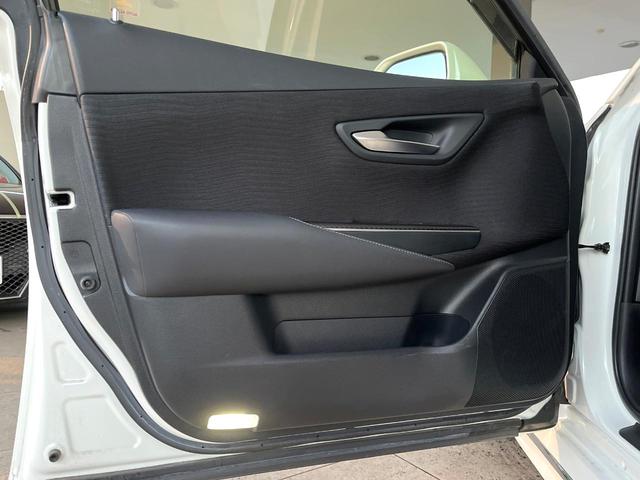 クラウンハイブリッド RS セーフティセンス 3眼LEDヘッドライト/フロントフォグ 純正18インチアルミ スーパーライブサウンドシステム 革巻きステアリング パドルシフト ステアリングヒーター 前席シートエアコン 電動チルト(33枚目)