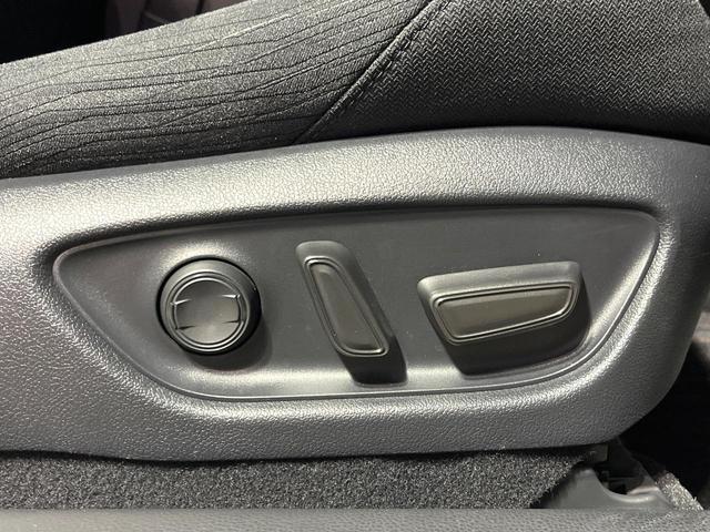 クラウンハイブリッド RS セーフティセンス 3眼LEDヘッドライト/フロントフォグ 純正18インチアルミ スーパーライブサウンドシステム 革巻きステアリング パドルシフト ステアリングヒーター 前席シートエアコン 電動チルト(38枚目)