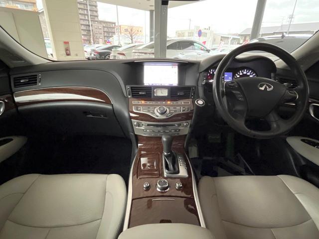 フーガ ２５０ＧＴ　クールエクスクルーシブ　特別仕様車　全方位運転支援システム　インテリジェントクルーズコントロール　白革シート　ＢＯＳＥサウンドシステム　純正１８インチアルミ　革巻きステアリング　ＬＥＤヘッドライト／フロントフォグ　禁煙車（2枚目）