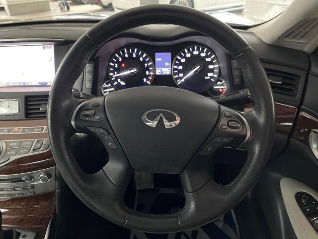 フーガ ２５０ＧＴ　クールエクスクルーシブ　特別仕様車　全方位運転支援システム　インテリジェントクルーズコントロール　白革シート　ＢＯＳＥサウンドシステム　純正１８インチアルミ　革巻きステアリング　ＬＥＤヘッドライト／フロントフォグ　禁煙車（11枚目）