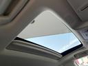 【サンルーフ】開放感たっぷりの希少装備、サンルーフが装着されています!車内に明かりを取り入れたり景色を楽しむ以外にも、車内の空気も簡単に換気できて快適です!