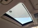【サンルーフ】開放感たっぷりの希少装備、サンルーフが装着されています!車内に明かりを取り入れたり景色を楽しむ以外にも、車内の空気も簡単に換気できて快適です!