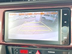 【バックカメラ】駐車時に後方がリアルタイム映像で確認できます。大型商業施設や立体駐車場での駐車時や、夜間のバック時に大活躍！運転スキルに関わらず、今や必須となった装備のひとつです！ 5