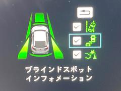 【ブラインドスポットインフォメーション】走行中、ドアミラーの死角になりやすい箇所に後続車が接近するとサイドミラー付近に警告を表示、ドライバーに注意喚起をしてくれます。 6